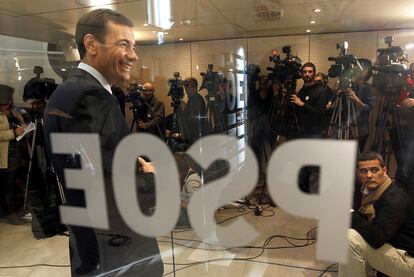 Tomás Gómez posa sonriente ante el logotipo del PSOE, antes del inicio del Comité Ejecutivo Federal, reunido tras el descalabro de las elecciones generales del 20-N y para convocar el 38º congreso socialista, el 26 de noviembre de 2011.