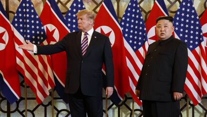 El presidente Donald Trump se reúne con el líder norcoreano Kim Jong Un, en Hanói (Vietnam), durante el primer día de la cumbre bilateral entre ambos países.