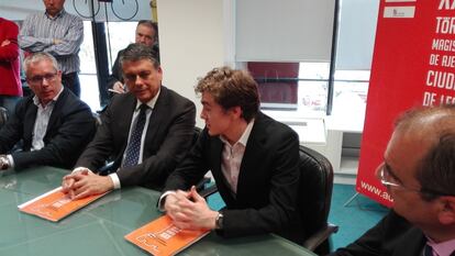 David Antón, tercero por la izquierda, durante la presentación del torneo en Madrid. Junto a él, Javier Ochoa de Echagüen, presidente de la Federación Española y de la Iberoamericana. Más a la izquierda, José María López Benito, concejal de Deportes del Ayuntamiento.