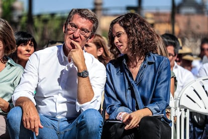 El presidente del Partido Popular, Alberto Núñez Feijóo y la presidenta de la Comunidad de Madrid, Isabel Díaz Ayuso durante la inauguración del curso político del PP madrileño, este viernes en Alcalá de Henares.