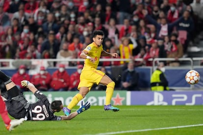 Luis Díaz marca el tercer gol del Liverpool ante el Benfica.