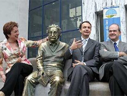 Zapatero, ayer en Granada, sentado en un banco con Chaves, Cándida Martínez y la estatua de Albert Einstein.