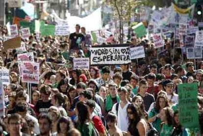 Alumnos de los institutos madrileños recorren las calles del centro de Madrid contra los recortes en la educación.