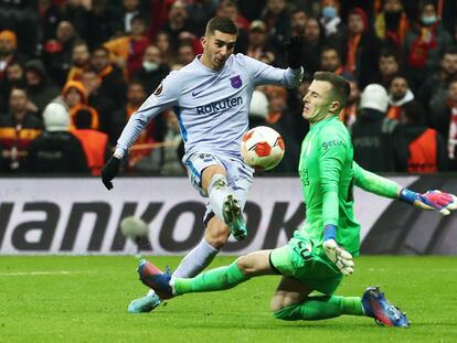 Ferran Torres se mide a Iñaki Peña en el partido contra el Galatasaray.