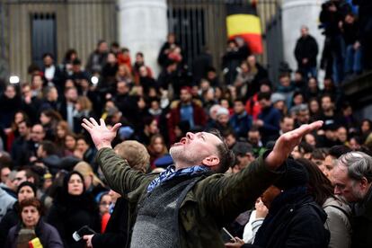 Un hombre muestra su indignación, en el centro de Bruselas (Bélgica), tras el minuto de silencio en homenaje a las víctimas de los atentados en la capital belga, el 23 de marzo de 2016.