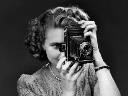 Fotografía que muestr la cámara 'Folding Kodak' en 1950 en Francia.