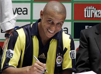 Roberto Carlos posa con la camiseta de su nuevo club