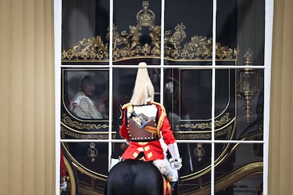 Carlos III y Camila salen en la carroza real del palacio de Buckingham hacia Westminster, donde tendrá lugar la ceremonia, iniciando la llamada procesión del rey, que es la que les conduce a la abadía. Su vuelta a palacio, aunque seguirá el mismo itinerario, se conoce como la procesión de la coronación. 