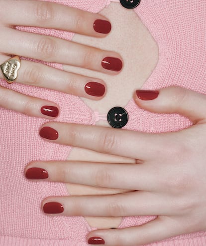 Chaqueta de punto de DESIGUAL x EGONLAB y anillo de MAJE.