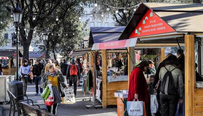 La Feria de Consumo Responsable de la plaza de Catalunya, ayer a mediod&iacute;a.