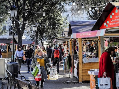 La Feria de Consumo Responsable de la plaza de Catalunya, ayer a mediod&iacute;a.