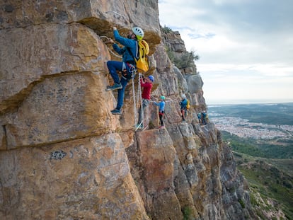 Uno de los tramos de la vía ferrata Sants de la Pedra, en la Vall d'Uixó (Castellón).