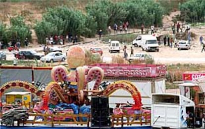 Mercado de droga en la explanada de la avenida de Campanar próxima a la feria.