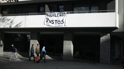 Edificio de la Avenidad Diagonal 114 con pancartas contra la subida del precio de los alquileres. Barcelona, 17 de diciembre de 2018.