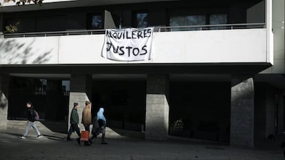Edificio de la Avenidad Diagonal 114 con pancartas contra la subida del precio de los alquileres. Barcelona, 17 de diciembre de 2018.