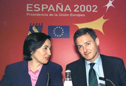 Rosa Aguilar y Juan Chozas, ayer, en la conferencia celebrada en Córdoba.