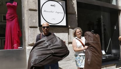 Las empleadas de Hannibal Laguna en la puerta de la tienda de Alicante.