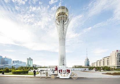 La Torre Bayterek, visita turística obligada, tiene una altura de 97 metros como guiño a 1997, año en que Astaná se convirtió en capital del país