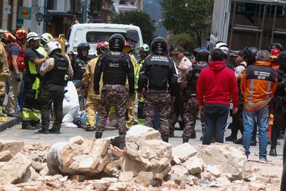 Según publica el Instituto Geofísico en su página web, el seísmo ocurrió a 44 kilómetros de profundidad. Ecuador se encuentra en el Cinturón o Anillo de Fuego del Pacífico, que concentra algunas de las zonas de hundimiento de placas tectónicas más importantes del mundo y por eso se ve afectado por una fuerte actividad sísmica. En la imagn, personal del Ejército ecuatoriano en una calle de Cuenca tras el temblor. 