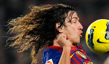 Puyol trata de controlar el bal&oacute;n, el a&ntilde;o pasado.