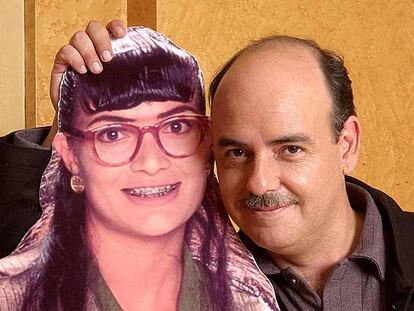 Fernando Gaitán sostiene una imagen de Betty la Fea, a la que dio vida la actriz Ana María Orozco.