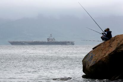 El portaaviones 'USS Theodore Roosevelt (CVN-71)', también conocido como 'Big Stick', cerca del puerto de Da Nang (Vietnam).