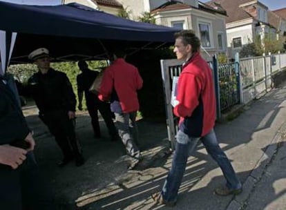 Los forenses introducen en la casa del 'Monstruo de Austria' su material de trabajo
