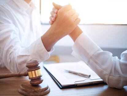 Salir en un directorio jurídico no es un criterio válido para adjudicar un contrato
