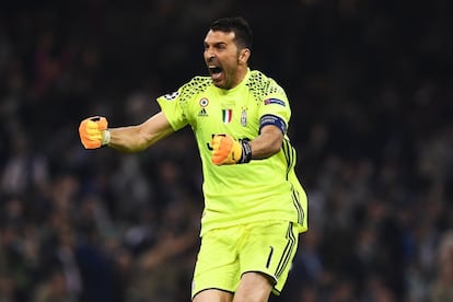 Gianluigi Buffon comemora defesa da Juventus