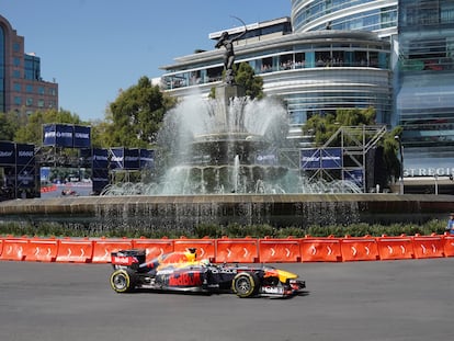 Checo Pérez, en el Paseo de la Reforma, en Ciudad de México, este miércoles.