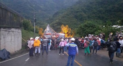 Un grupo de manifestantes bloquea la vía a Hidroituango, en Antioquia (Colombia), el pasado 4 de octubre, en una imagen compartida en redes sociales.