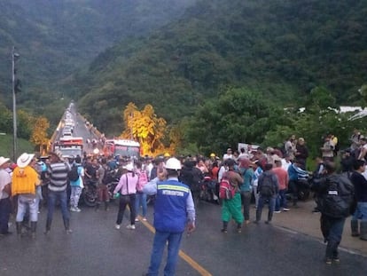 Un grupo de manifestantes bloquea la vía a Hidroituango, en Antioquia (Colombia), el pasado 4 de octubre, en una imagen compartida en redes sociales.