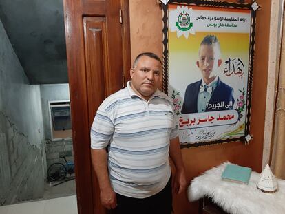 Yasir Barbargh señala un cartel con la foto de su hijo Mohamed, que perdió una pierna en las protestas en la frontera israelí en 2018, en su casa de Jan Yunis (Gaza) el pasado día 13.