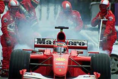 Rubens Barrichello, compañero de Michael Schumacher, durante un reposteje de su Ferrari.