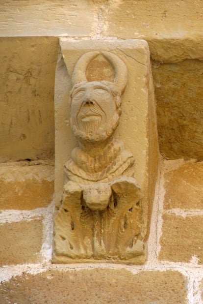 Canecillo decorado con la figura de un diablo en la iglesia de Ochánduri (La Rioja).