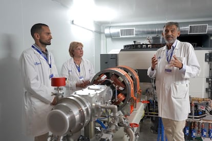 Profesionales del hospital Vall d'Hebron de Barcelona, junto al nuevo ciclotrón.