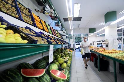 Algunos fruteros de toda la vida se quejan de que durante mucho tiempo han tratado de cambiar el horario de Mercamadrid para así empezar la jornada más tarde. Pero no lo han conseguido porque las autoridades han querido evitar que los repartidores de alimentos coincidan en la mañana con la hora punta de tráfico. En la imagen, interior de un local de Ay Madre La Fruta de la calle Galileo de Madrid.