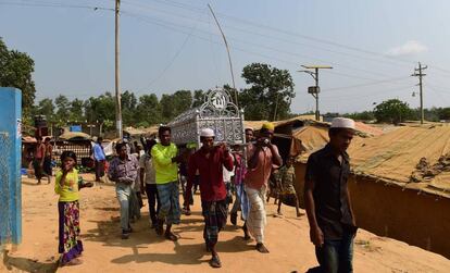 Refugiados rohinyás transportan un féretro en el campo de Kutupalong, en Bangladés, el 8 de abril.