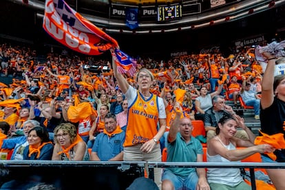 Aficionados celebran el título de liga del Valencia Basket, club que ha logrado un histórico triplete y a cuya cantera pertenecen Lucía Rivas y Edurne Estívalis.