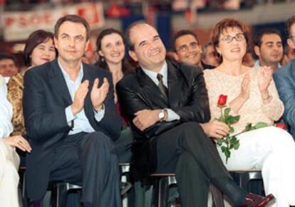 Rodríguez Zapatero, Manuel Chaves y Marisa Bustinduy, durante el acto de ayer
