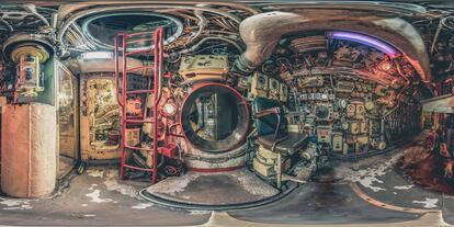 'The commanding seat abourd a Soviet Foxtrot-class Submarine'. Esta imagen panorámica del fotógrafo belga Peter Van Den Wyngaert ha sido galardonada con el primer premio de la categoría Realidad Virtual. La imagen muestra la zona de mando de un submarino soviético.