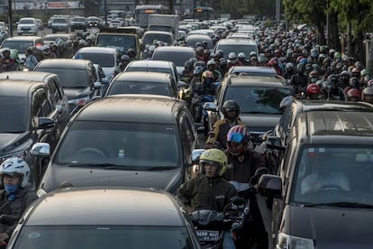 Un atasco vespertino en Yakarta (Indonesia).