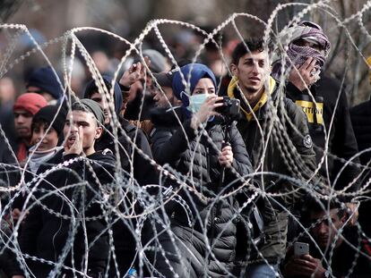 Un grupo de refugiados intentan cruzar a la localidad griega de Orestiada, en la frontera con Turquía, este lunes.