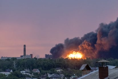 Columna de humo tras los ataques con drones en Járkov,  este sábado.