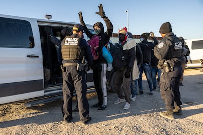 Según datos de la Patrulla Fronteriza, la semana previa al cierre se realizaron 17.500 detenciones por cruces ilegales en este sector, un incremento significativo respecto a la media diaria de 1.700. En la imagen, agentes migratorios detienen a un grupo de migrantes que cruzaron ilegalmente la frontera. 