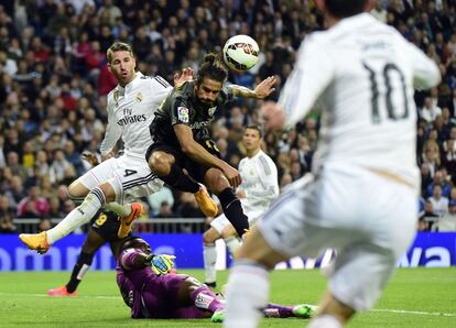 Angeleri despeja un balón ante Ramos.