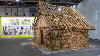 'Bread House', del artista suizo Urs Fischer, una casa de pan y madera convertida en gran sensación de Unlimited, la sección comisariada de la feria. Se vende por 3 millones de dólares (2,56 millones de euros). Detrás, un nuevo mural de David Hockney.