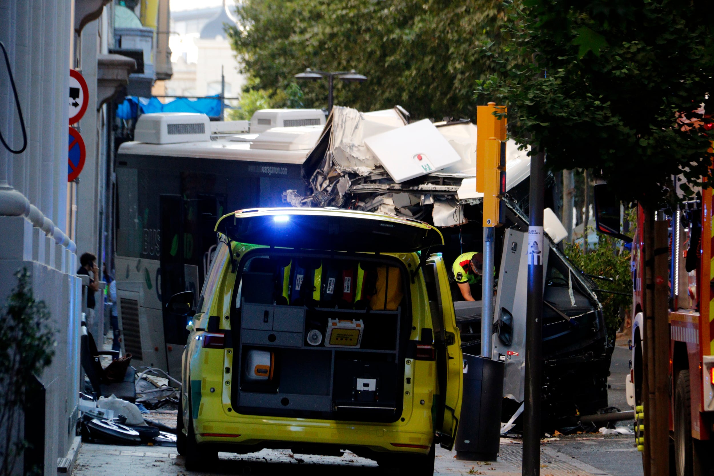 Al menos cuatro heridos muy graves por el choque de un autocar contra un edificio en Lleida