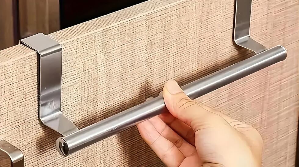 Toallero de acero inoxidable para la puerta del armario.