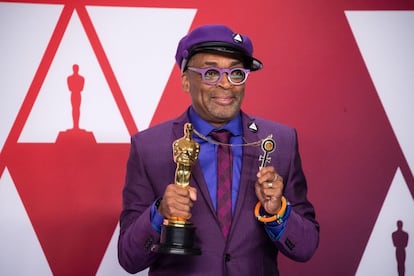 Director visionario, de particular visión personal y fundamental en la cinematografía de Estados Unidos, Spike Lee logró recoger este año recoger un Oscar al Mejor guión adaptado, el primero en su carrera (tras uno honorífico). Su discurso, en el que recordó a sus antepasados, y su imagen, un homenaje a su amigo Prince, le alzaron a la categoría de icono intergeneracional.